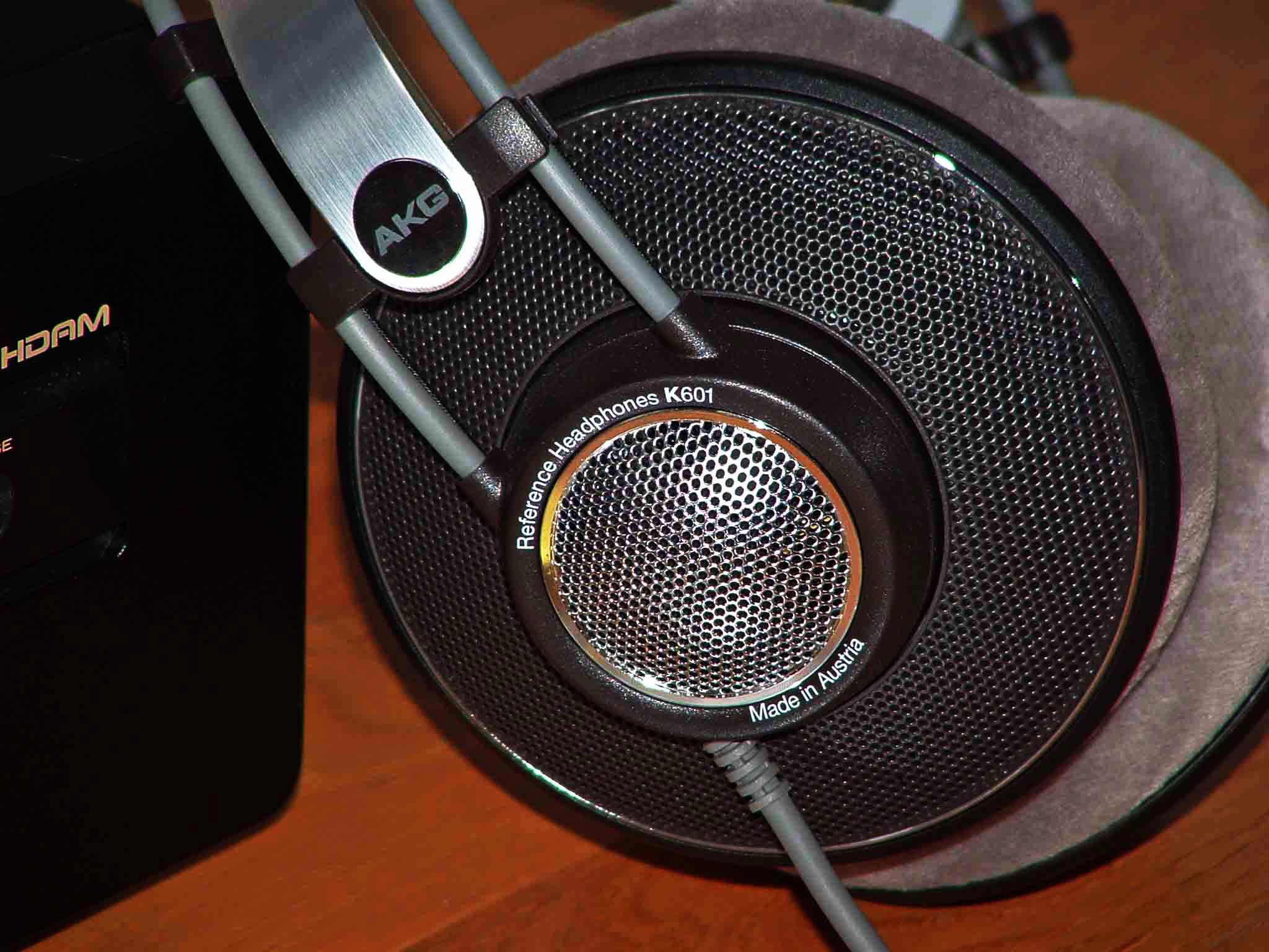 AKG K-601